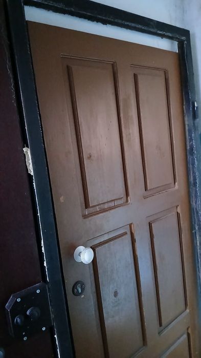 Продам дверь деревянную