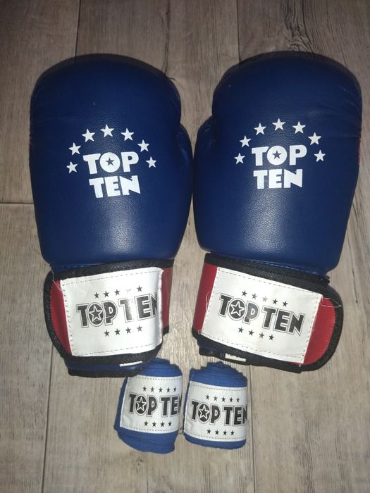 Продам боксерские перчатки вместе с бинтами.