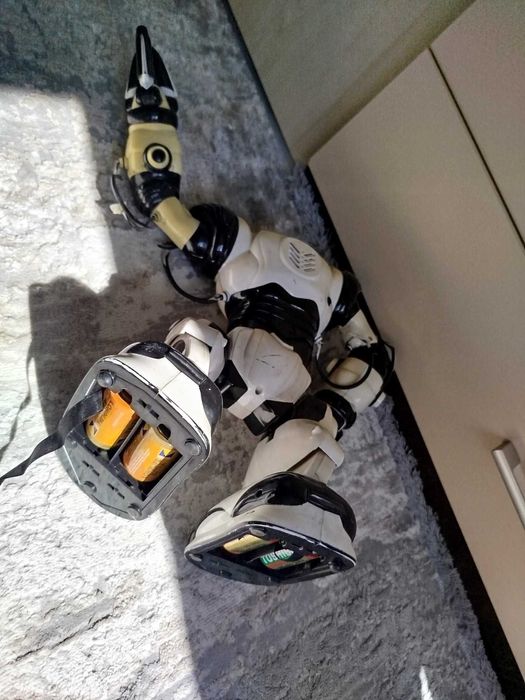 Детски робот с дистанционно лимитирана серия