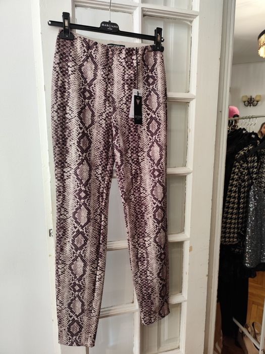 Pantaloni Guess material plin, elastic și foarte fin