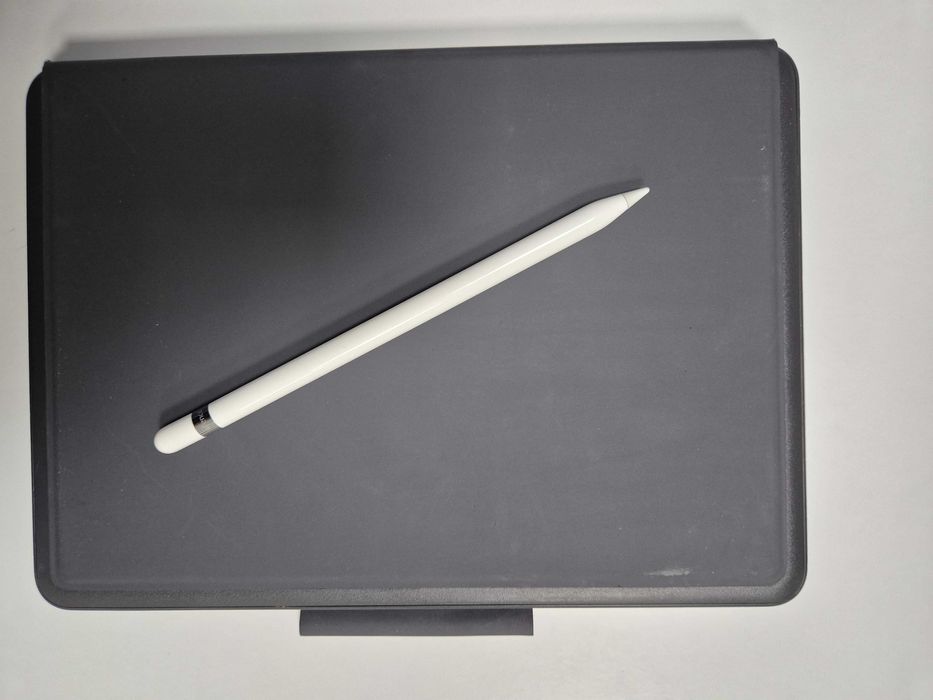 Ocazie! Apple iPad 2020, generația 7 + keyboard