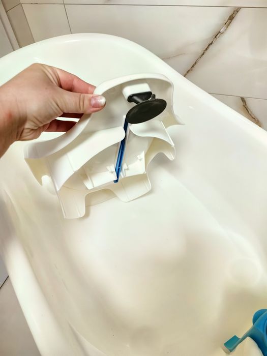 Cădiță bebeluși cu cadru metalic, suport anatomic, termometru,