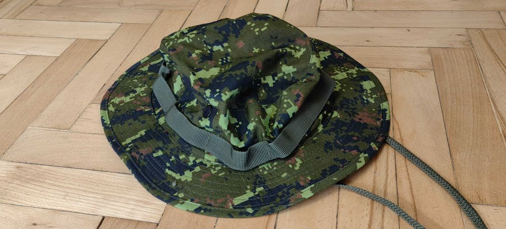 Камуфлажна шапка КАДПАТ с разцветката на канадската армия