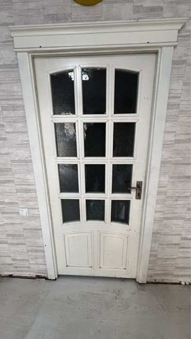 Двери продаются межкомнатные деревянные все в комплекте