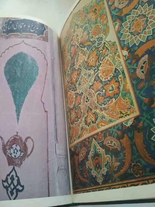 Продается книга  срочно на 3 языках