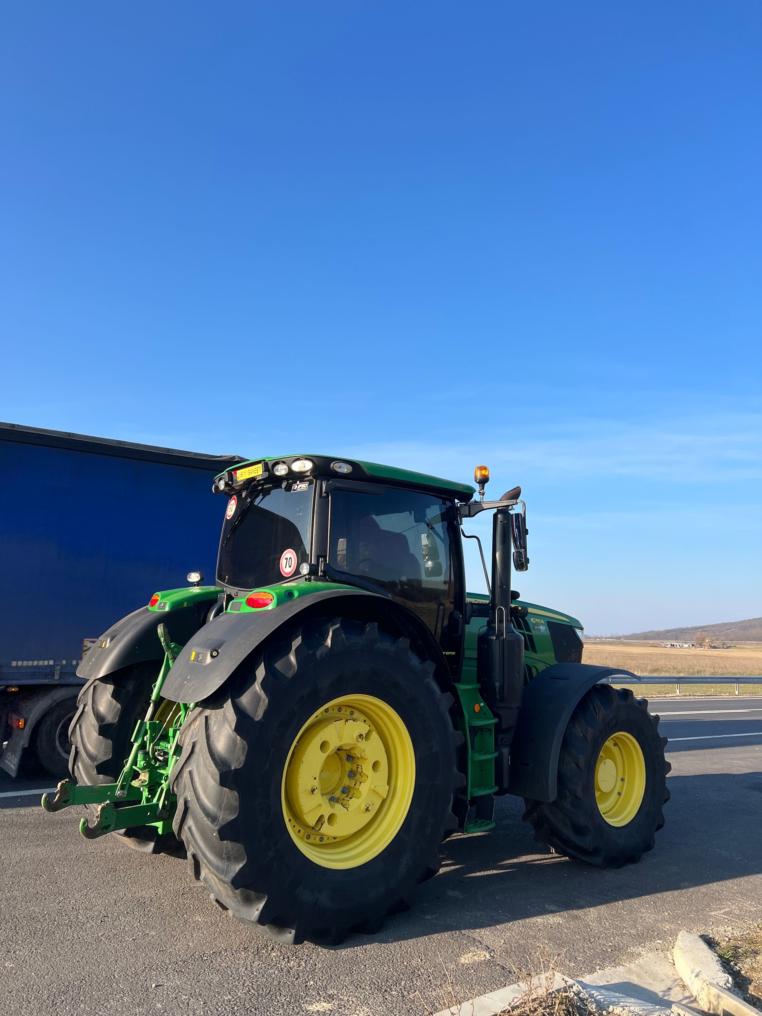 John Deere 6215R