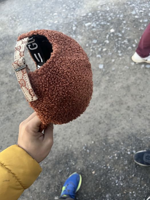 Blugi amiri  si o sapca guci