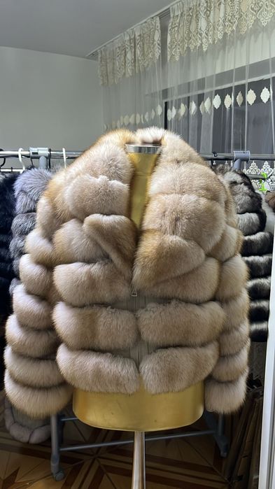 Vând blană naturală din vulpe cu guler