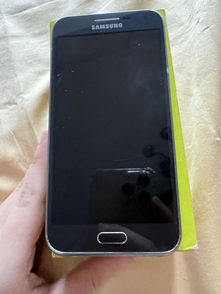 Телефон Samsung Galaxy E5