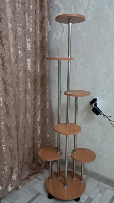 Продам красивую полку, под цветы  в хорошем состоянии.