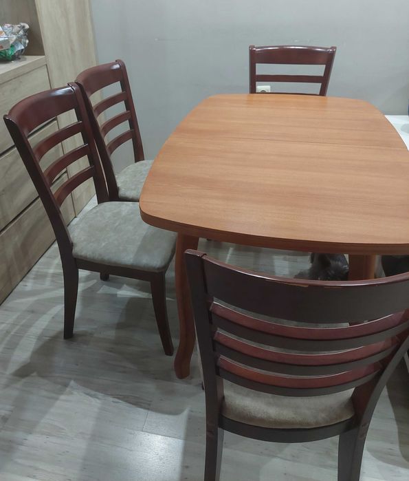 Трапезна маса и четири стола