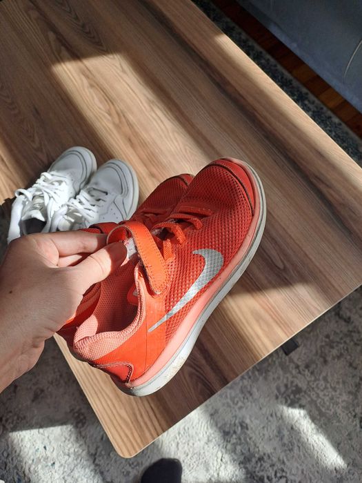 Бели детски маратонки + подарък