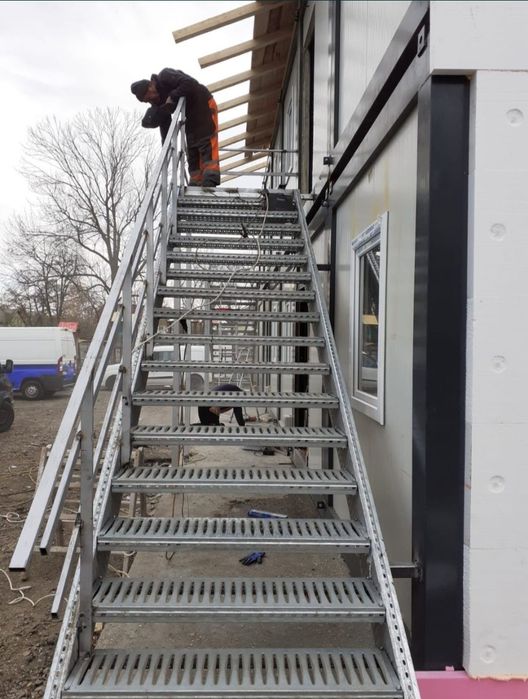 Vând scarii metalice zincate exterioare și pentru incendii , platforme