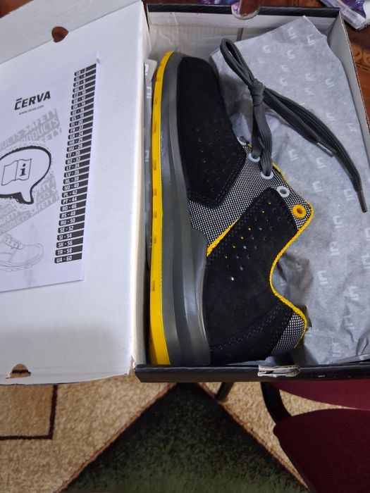 Papuci cu bot metalic