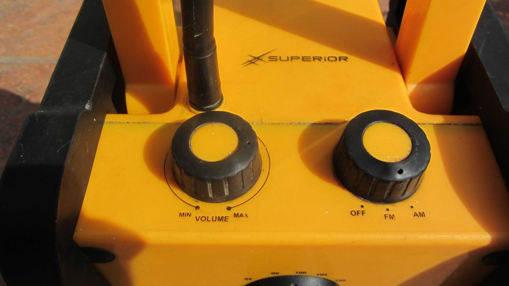 Radio santierSuperior cu acumulator nou alimentator,casa gradina peste