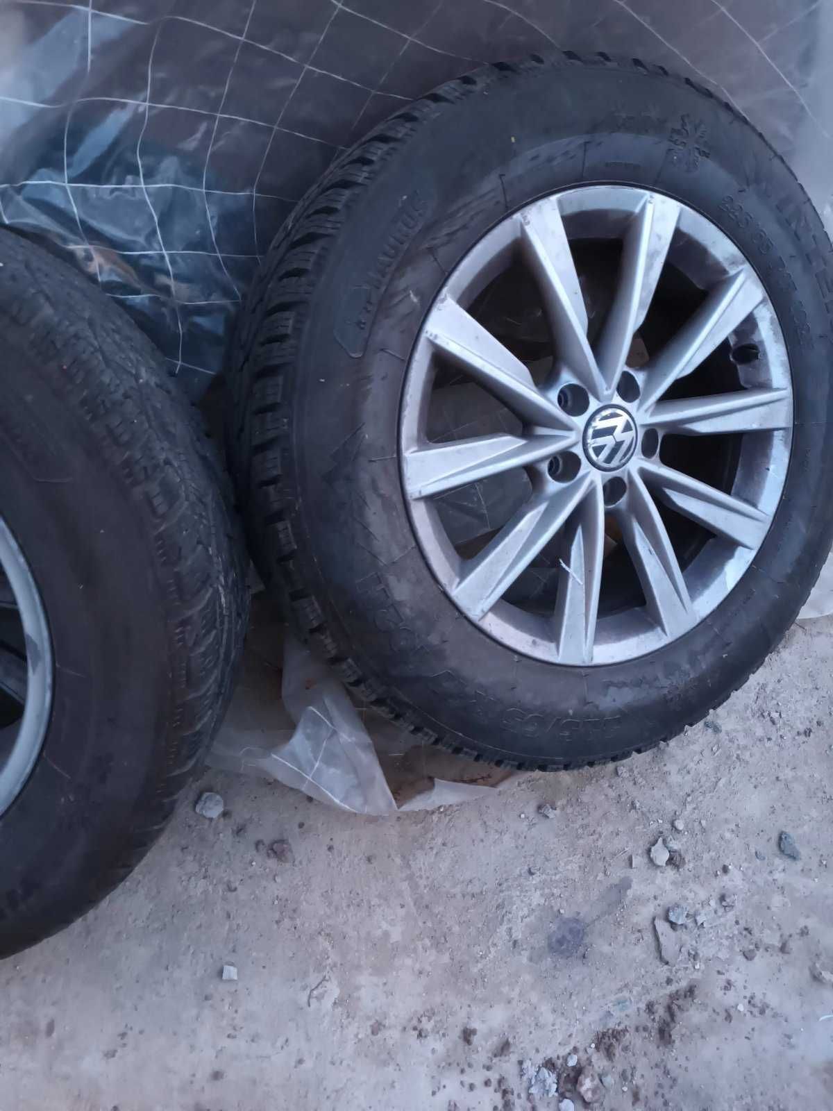 продаваме 17 цола джанти с зимни гуми за VW Tiguan
