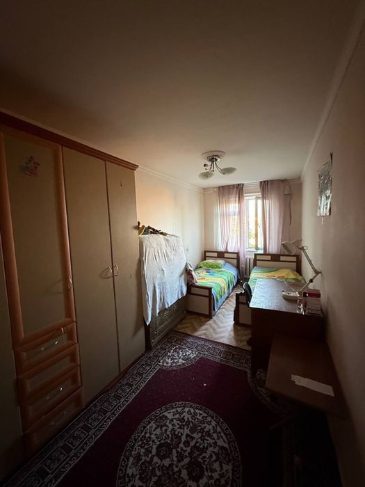 Срочно сотилади 5 хона 4 этаж 4 этажли домда Мархабо Сангизар