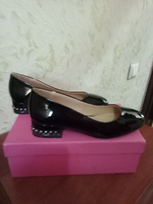 Женские лаковые туфли