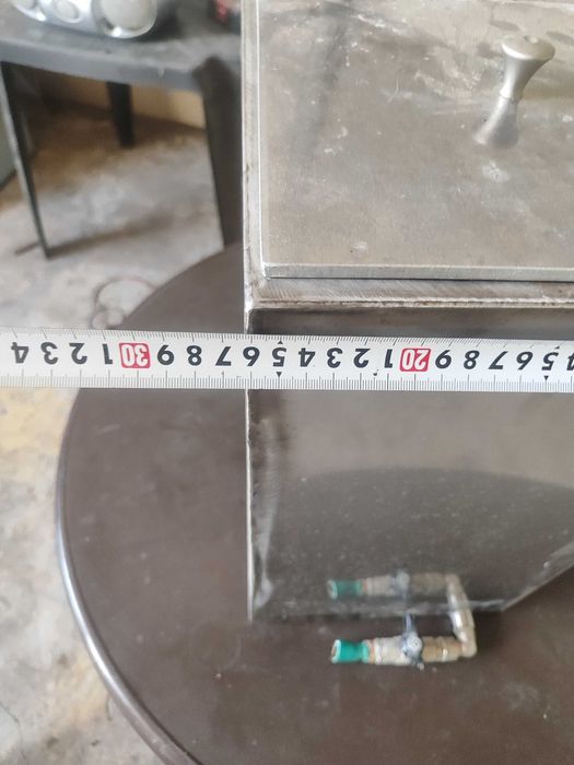 Резервоар за чиста вода от неръждавейки с кранче, капак и гърловина.