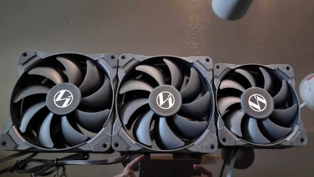 Coolere noi Lian Li pentru carcasa 2x140mm / 1 x 120mm