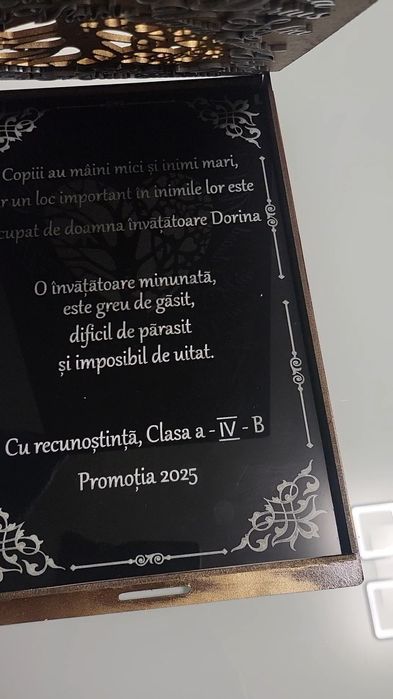Placheta gravata pe sticla