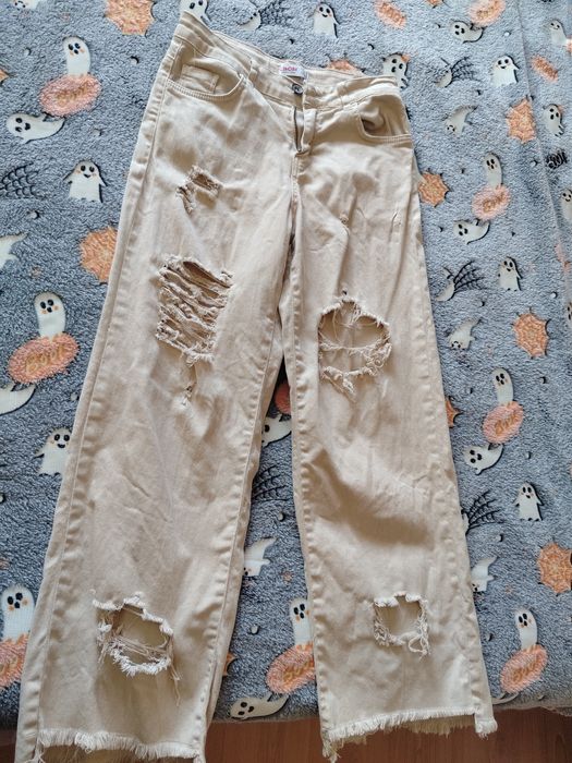 дънки за момиче скъсани в бежов цвят