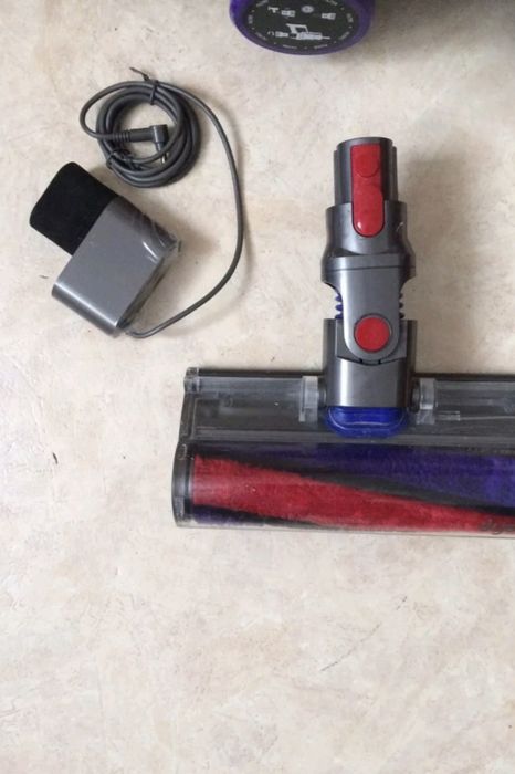 Dyson V10 aspirator in stare buna