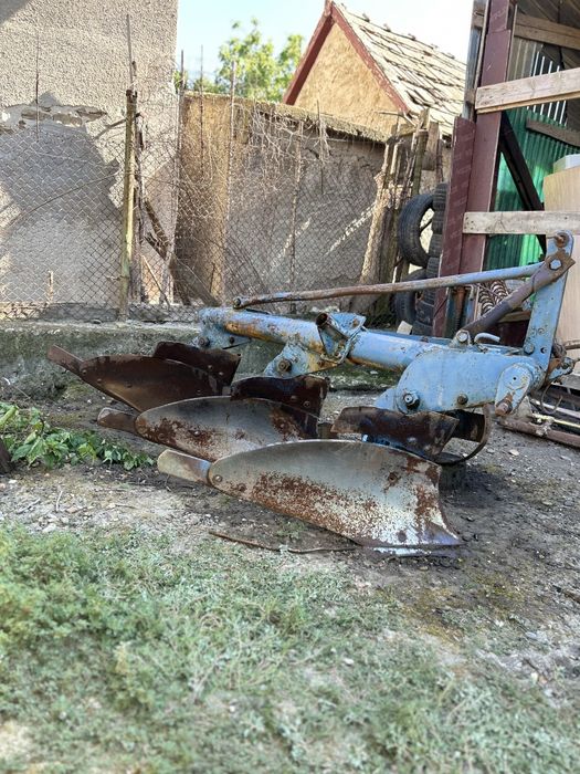 Vând plug cu trei brazde.