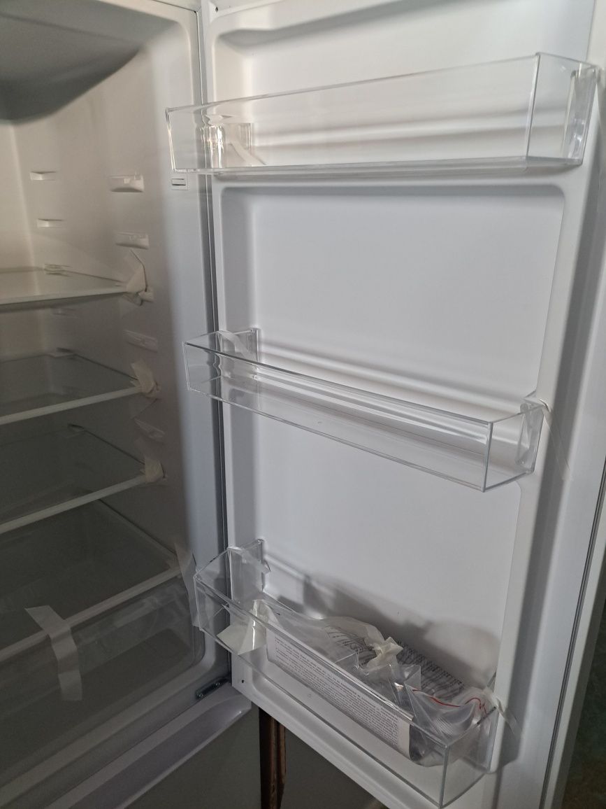Нов хладилник с фризер  GRENTO RF421