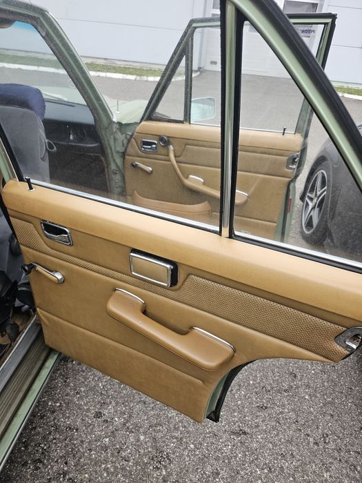 Mercedes-Benz w115 - 200D - 1976 Retromobil