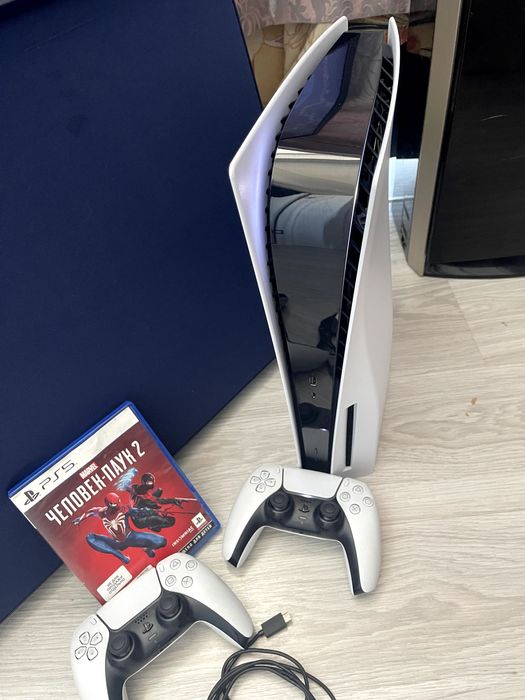 Sony PlayStation 5 c джостиками 2 штуки и 6 играми