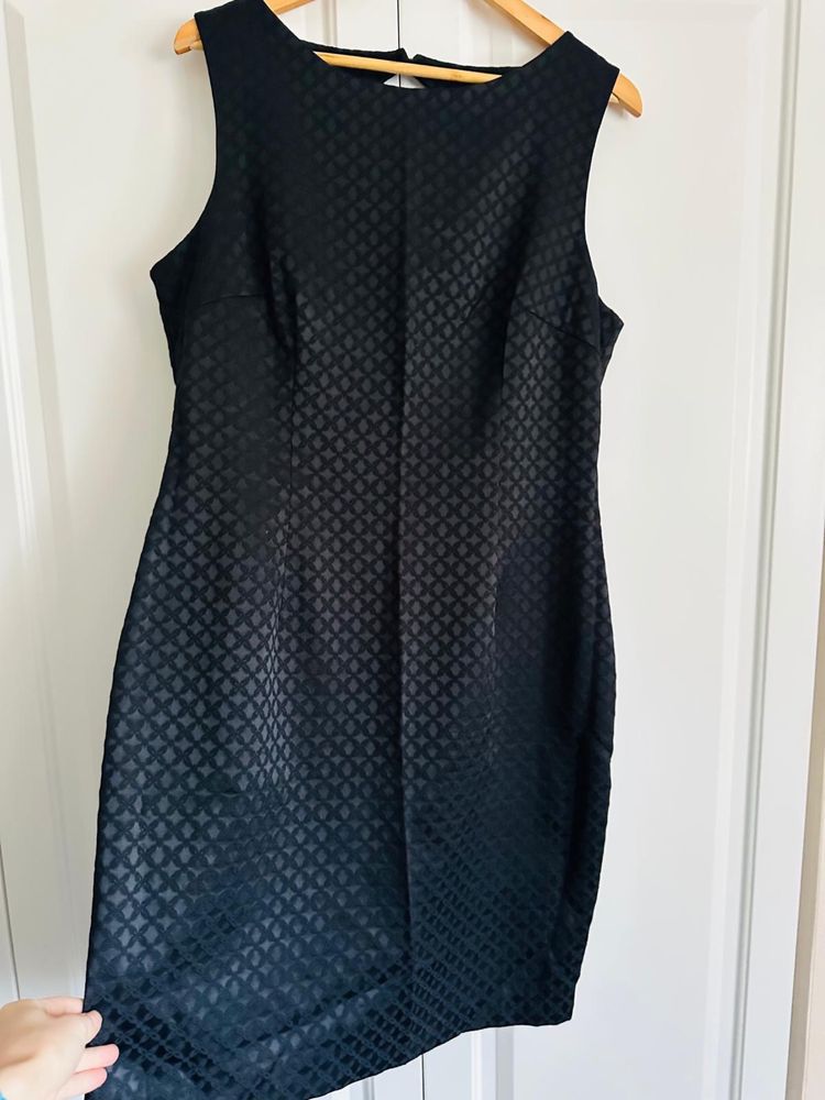 Rochie neagra de seara , fara maneci , de la firma H&M
