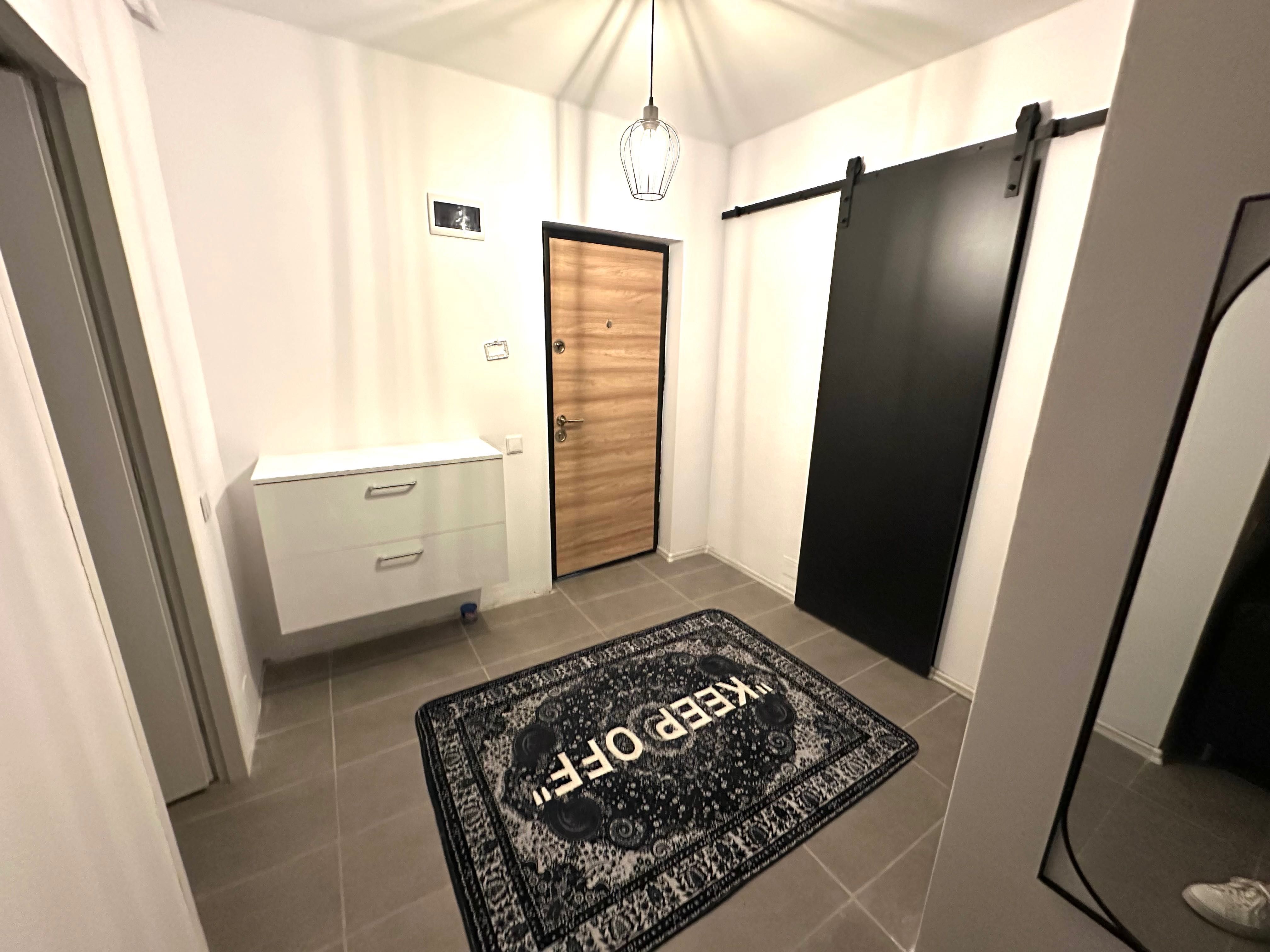 Închiriez apartament cu grădină