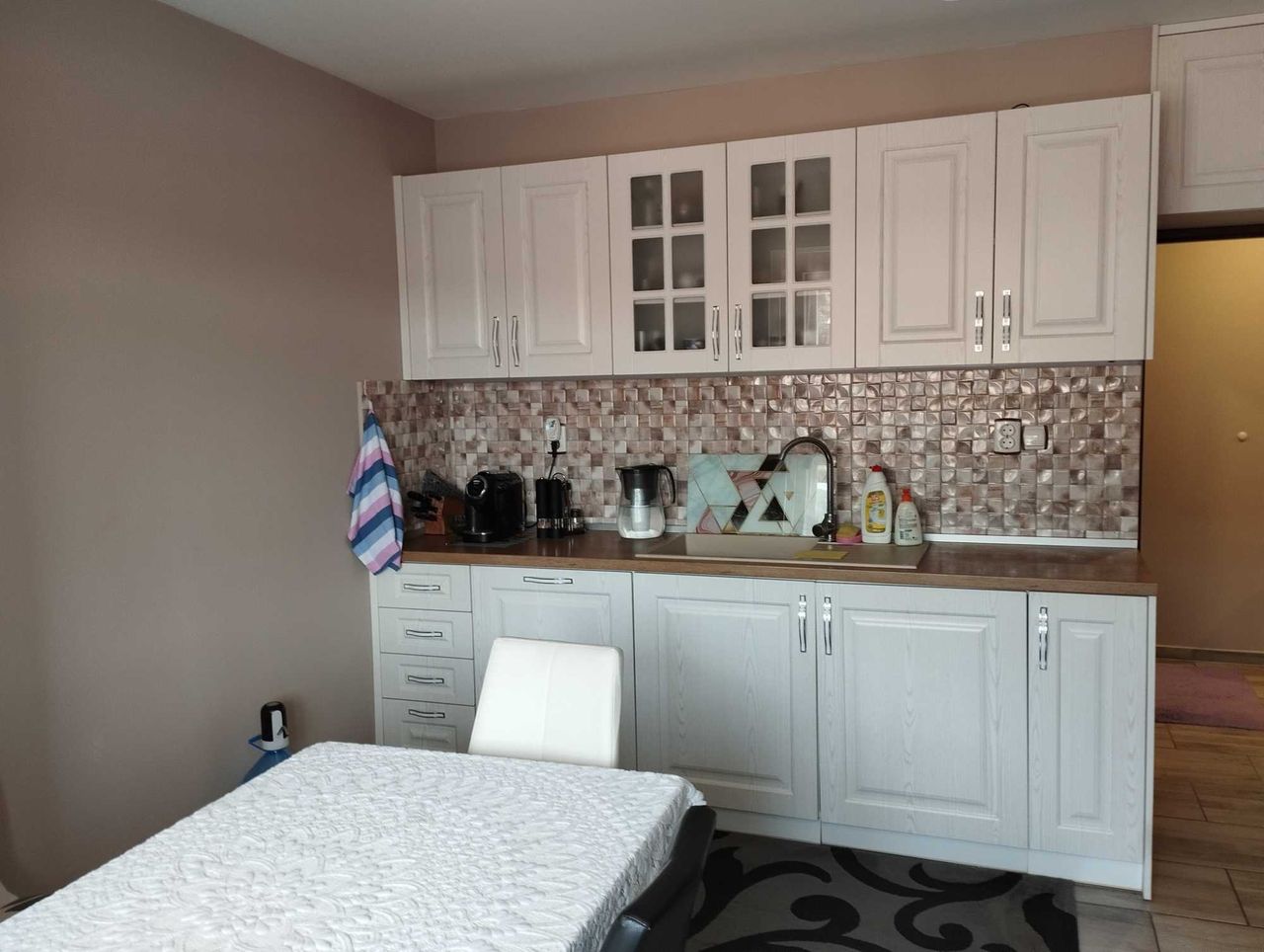 Дава се под наем Тристаен апартамент в Шумен, Център - 73 кв.м за 147900 € - Снимка #2
