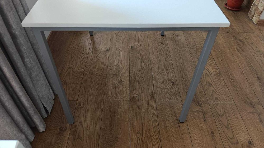 Маса/бюро с метални крака