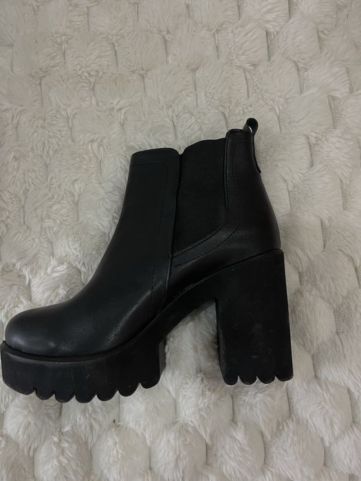 Черни боти на ток