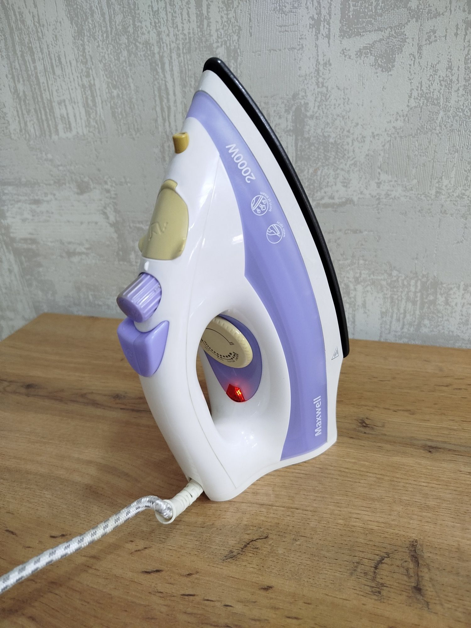 Утюг Maxwell 2000W работает