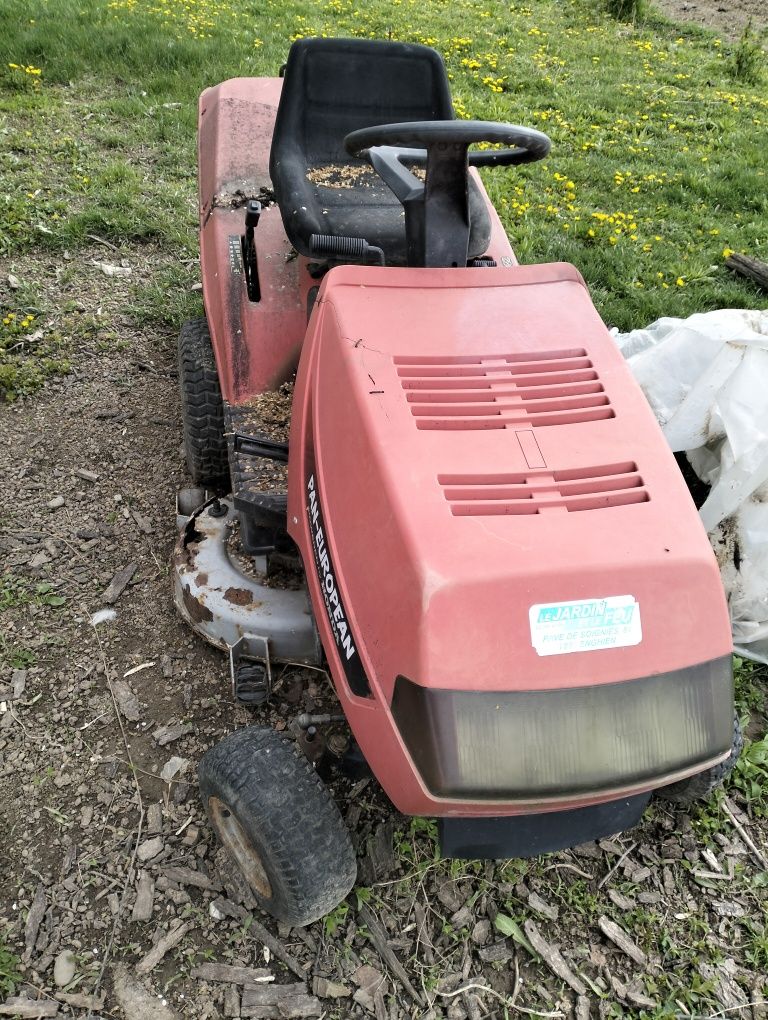 Tractoraș.tractor  tuns iarba. Honda.