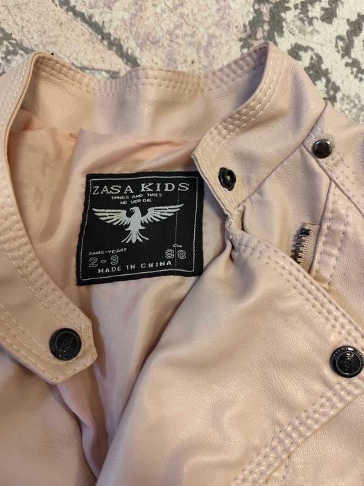 Подарявам дрехи за 2-3 години якета и рокля, лично предаване