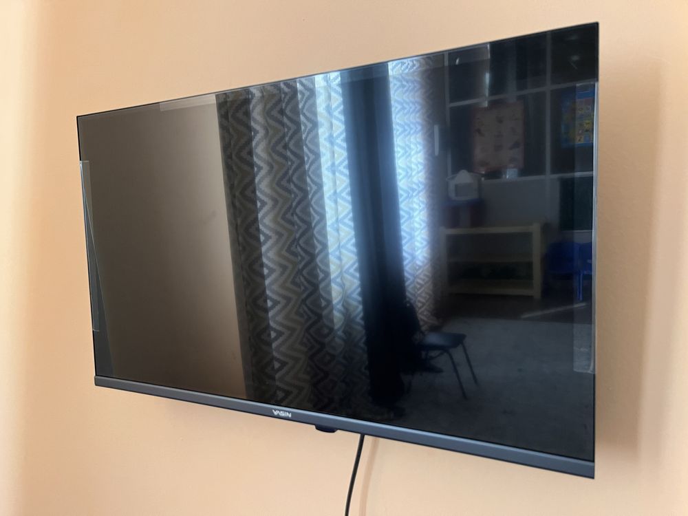 Телевизор с кранштейном