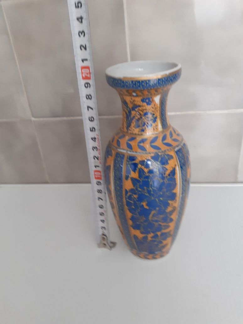 Ефектна керамична ваза