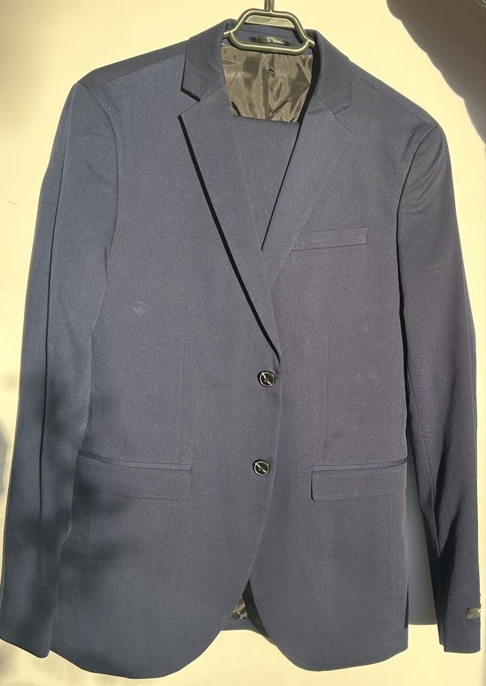 Se vand 3 costume de culori diferite