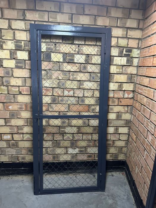 Металлическая дверь с сеткой рябицей 70*185