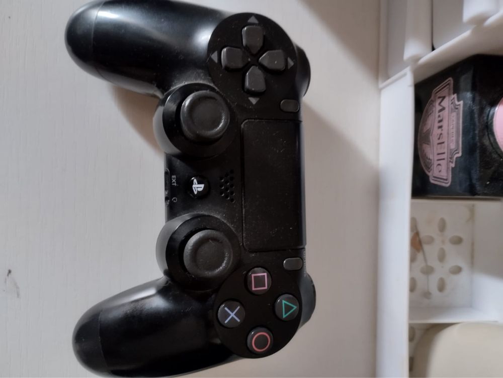 Продам плейстейшен PS4 в хорошем состоянии