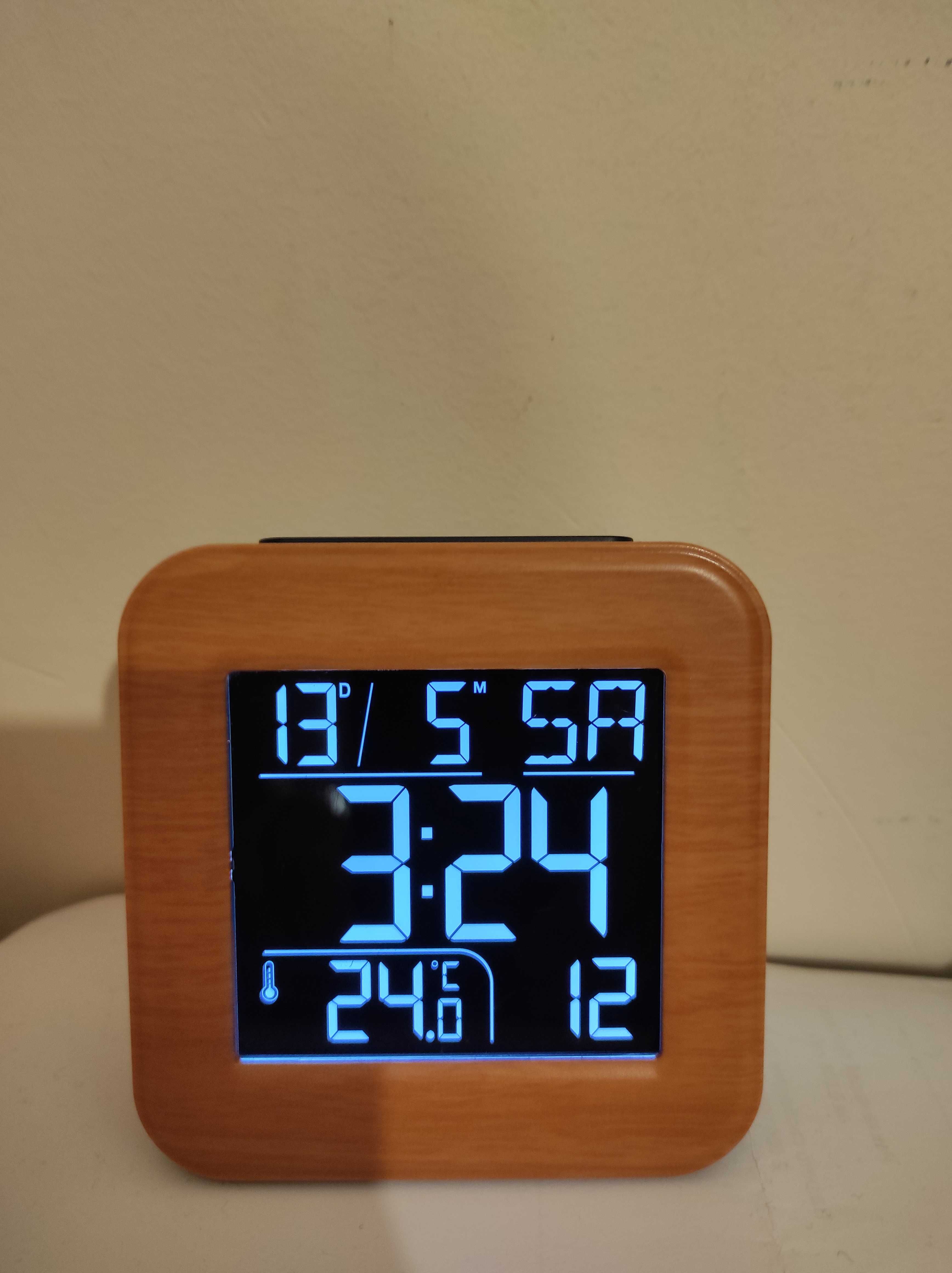 Часовник Mebus YJ5083 с часова зона и с дървесен цвят на рамката