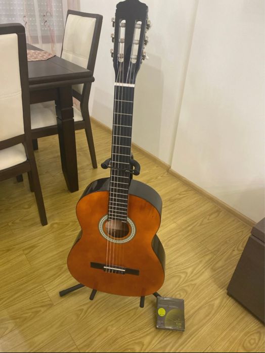 Chitara folosită foarte puțin, aproape nouă, fără defecte.