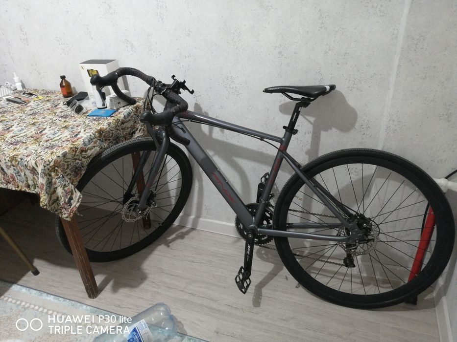 Шоссеиный велосипед серый