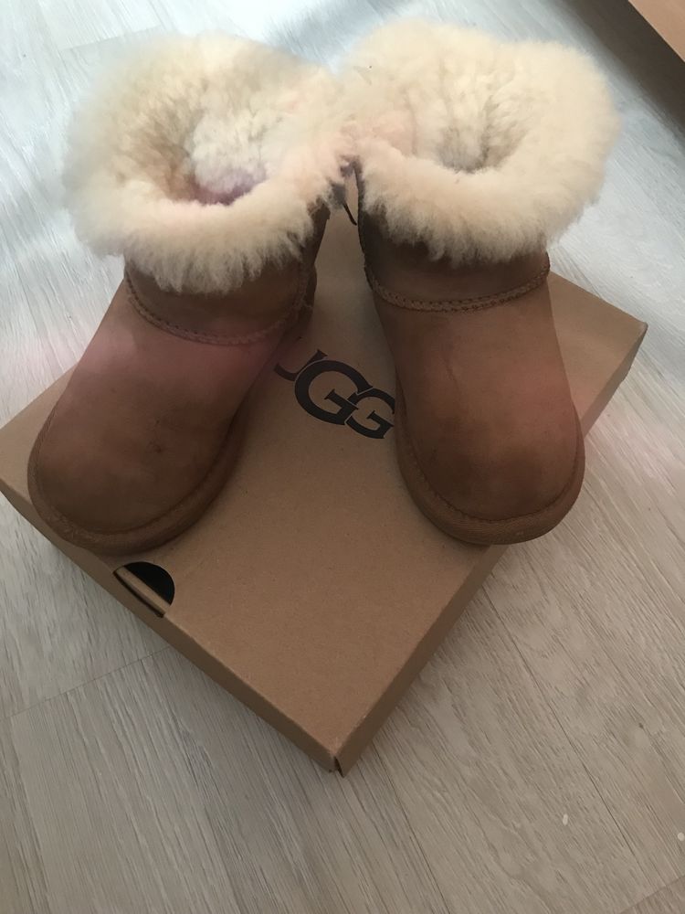 Vând UGG originale mărimea 27.5