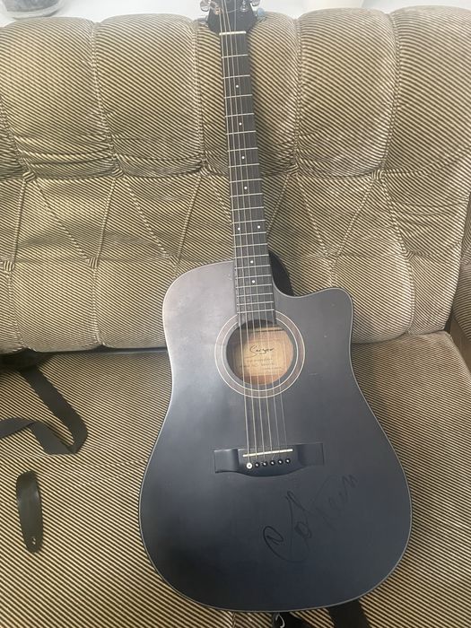 продам гитару smiger с автографами пушного и скрипачки князя