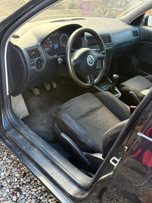 Vând golf 4 pentru reparat sau dezmembrat